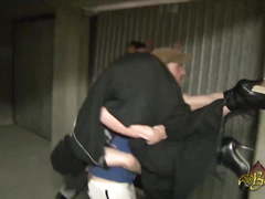 Beurette baisee sauvagement dans un garage par 2 mecs